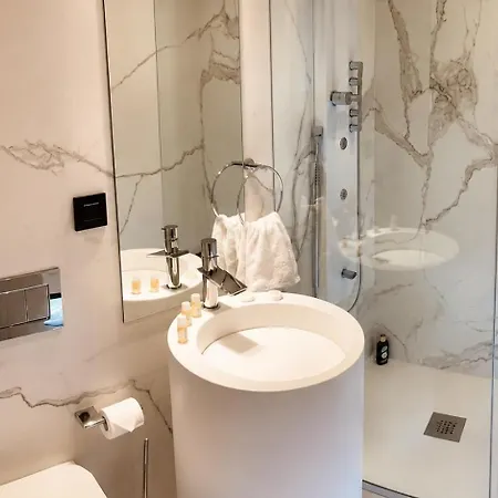 Luxury House, Private Rooftop Jacuzzi With View On Tagus & Monuments Будинок відпочинку Лісабон