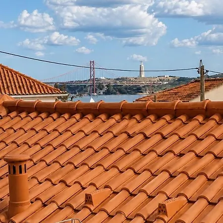 Luxury House, Private Rooftop Jacuzzi With View On Tagus & Monuments Будинок відпочинку Лісабон